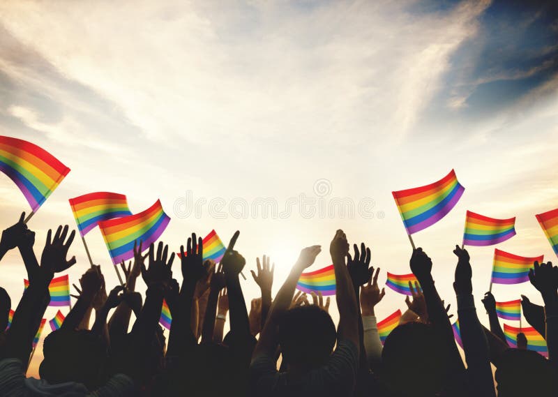 Los brazos gay de la celebración de la muchedumbre de la bandera del arco iris aumentaron concepto