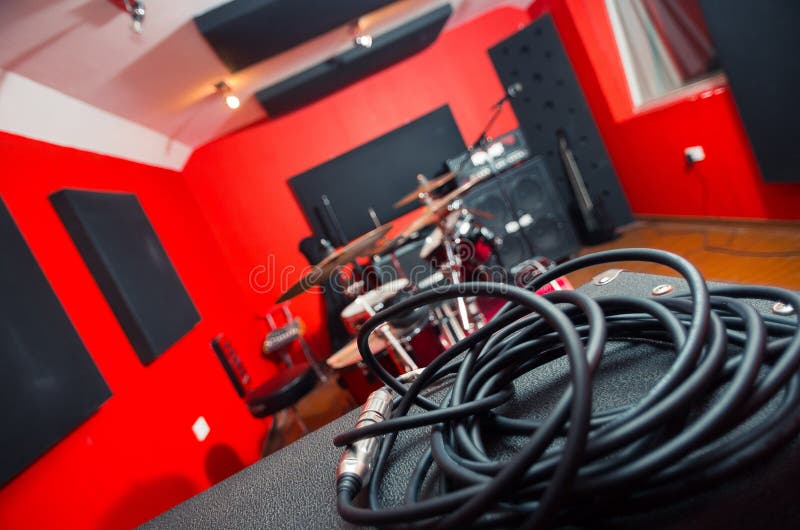 Los cables de audio negros estándar del primer rodaron en paquete, el escritorio principal del estudio y la disposición en fondo fotografía de archivo Los cables de audio negros estándar del primer rodaron en paquete, el escritorio principal del estudio y la disposición en fondo fotografía de archivo