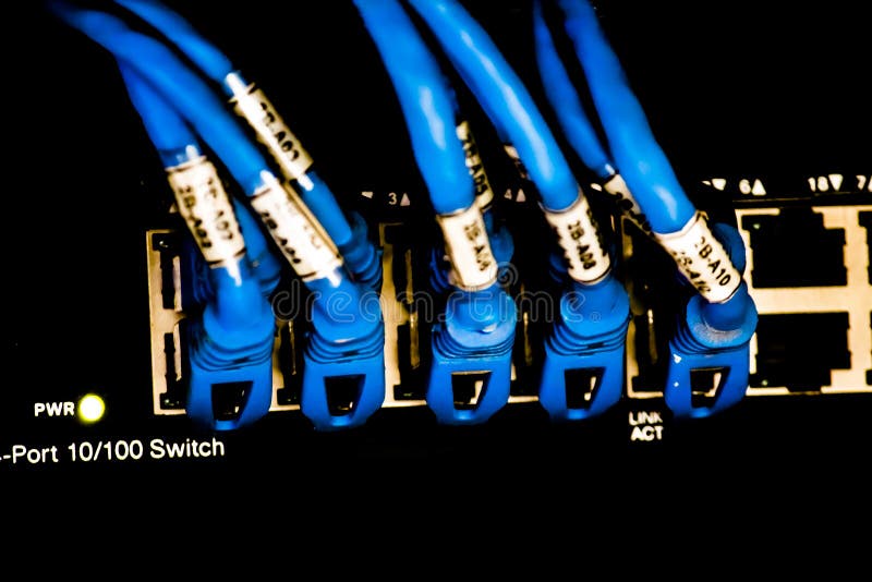 Los cables de datos están conectados con un concentrador fotos de archivo libres de regalías Los cables de datos están conectados con un concentrador fotos de archivo libres de regalías