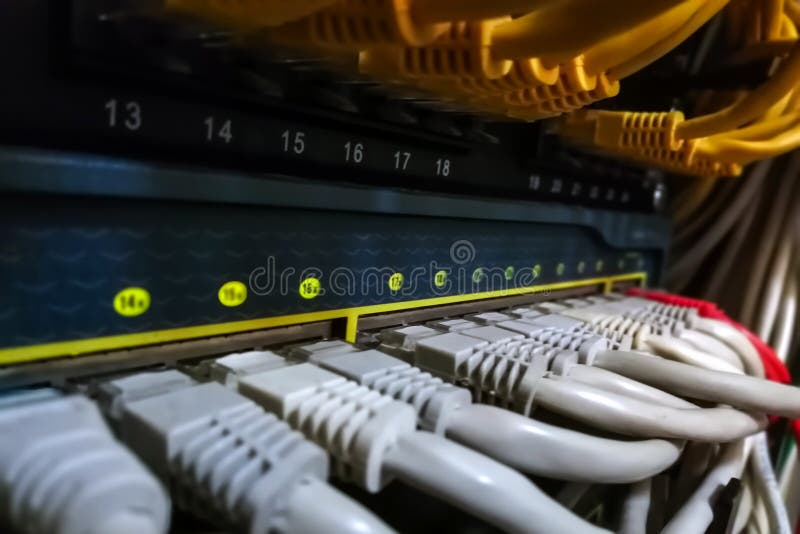 Los cables de Ethernet de la red conectan para cambiar y el panel de remiendo fotografía de archivo libre de regalías Los cables de Ethernet de la red conectan para cambiar y el panel de remiendo fotografía de archivo libre de regalías