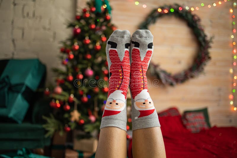Calcetines De La Mujer Con Pies Cerca Del árbol De Navidad Imagen de archivo - Imagen de pies: