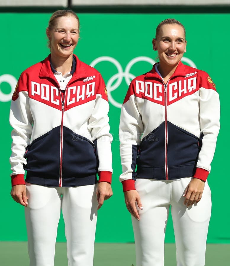 Los campeones olímpicos combinan Rusia Ekaterina Makarova (l) y a Elena Vesnina durante ceremonia de la medalla después de los do imagenes de archivo Los campeones olímpicos combinan Rusia Ekaterina Makarova (l) y a Elena Vesnina durante ceremonia de la medalla después de los do imagenes de archivo
