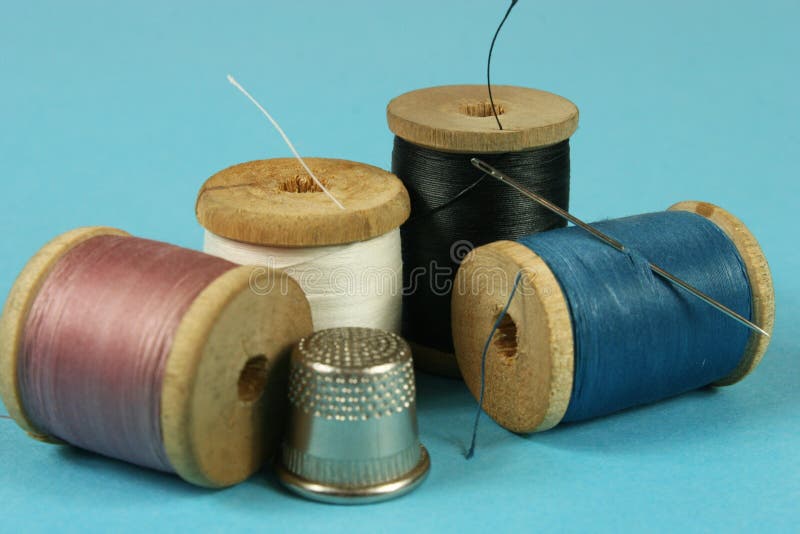 Los carretes de madera con algodón coloreado roscan para coser, fotos de archivo libres de regalías Los carretes de madera con algodón coloreado roscan para coser, fotos de archivo libres de regalías