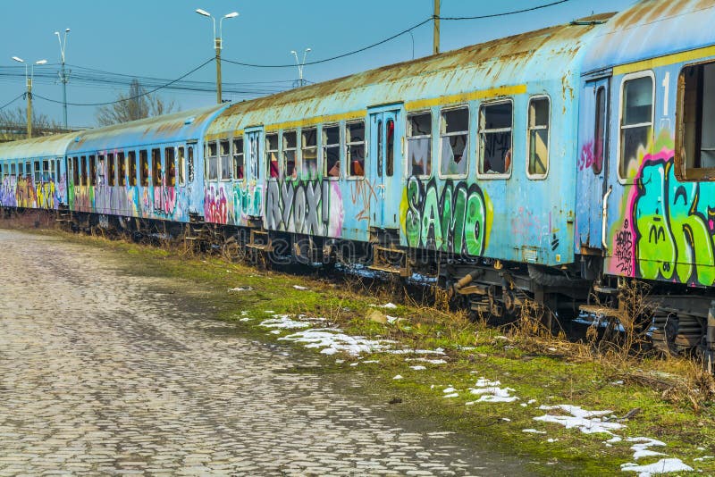 Los carros abandonados del tren destrozaron cerca del puente magnífico foto de archivo libre de regalías Los carros abandonados del tren destrozaron cerca del puente magnífico foto de archivo libre de regalías
