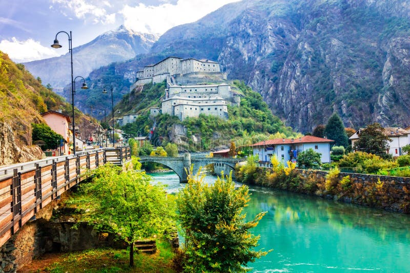 Los castillos medievales de Italia - barde la fortaleza en el ` Aosta de Valle d imagen de archivo Los castillos medievales de Italia - barde la fortaleza en el ` Aosta de Valle d imagen de archivo