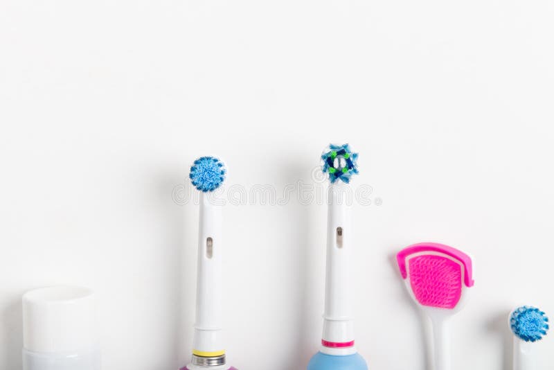 Los cepillos de dientes recargables eléctricos, el limpiador de la lengua y la otra guarida foto de archivo Los cepillos de dientes recargables eléctricos, el limpiador de la lengua y la otra guarida foto de archivo