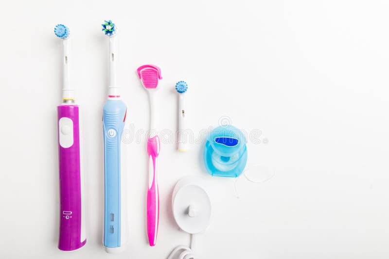 Los cepillos de dientes recargables eléctricos, el limpiador de la lengua y la otra guarida imagen de archivo libre de regalías Los cepillos de dientes recargables eléctricos, el limpiador de la lengua y la otra guarida imagen de archivo libre de regalías