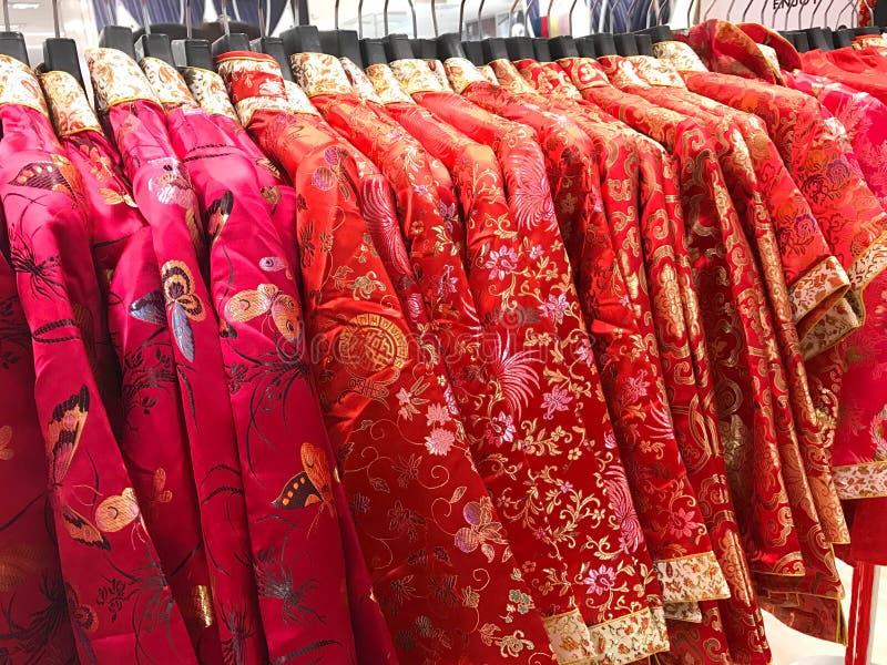Los chinos tradicionales se visten en la suspensión por Año Nuevo chino fotografía de archivo Los chinos tradicionales se visten en la suspensión por Año Nuevo chino fotografía de archivo