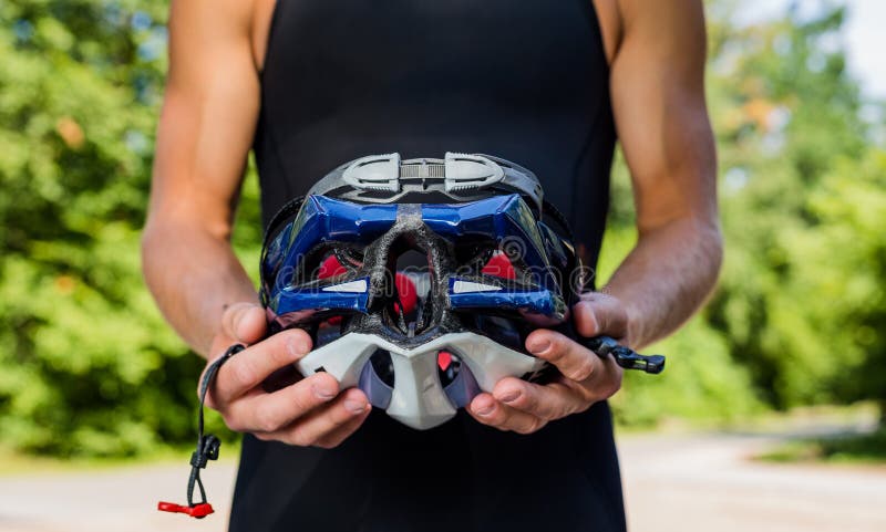 Los ciclistas profesionales llevan un casco para su seguridad fotografía de archivo libre de regalías Los ciclistas profesionales llevan un casco para su seguridad fotografía de archivo libre de regalías