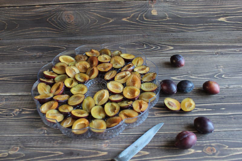 Los ciruelos maduros ponen en la tabla, cosechando y secándose de frutas foto de archivo libre de regalías Los ciruelos maduros ponen en la tabla, cosechando y secándose de frutas foto de archivo libre de regalías