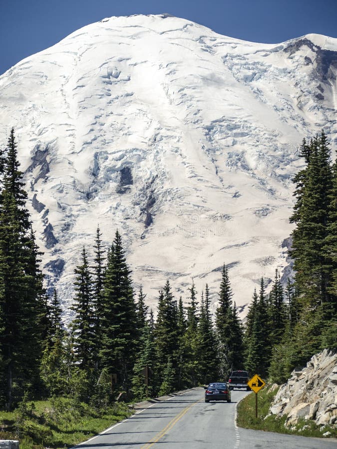 Los coches conducen al Mt más lluvioso con el glaciar masivo de la nieve arriba imagenes de archivo Los coches conducen al Mt más lluvioso con el glaciar masivo de la nieve arriba imagenes de archivo