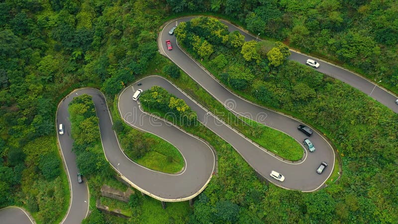 : los coches navegan por el sinuoso camino de montaña en el paisaje pintoresco metrajes