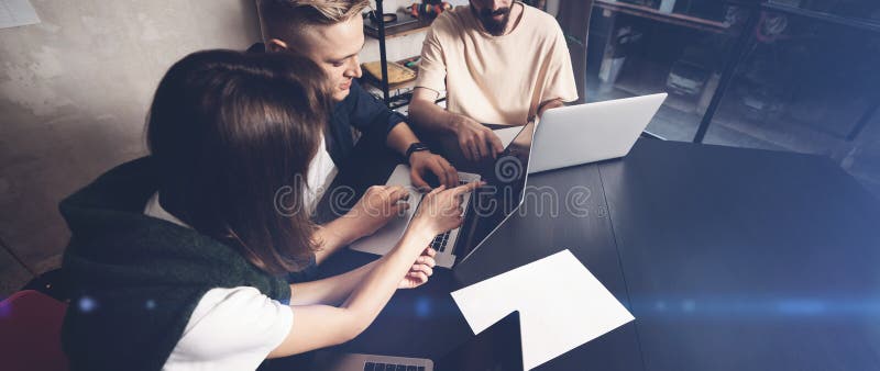 Los compañeros de trabajo combinan en el trabajo Grupo de hombres de negocios jovenes en la ropa de sport de moda que trabaja jun imágenes de archivo libres de regalías Los compañeros de trabajo combinan en el trabajo Grupo de hombres de negocios jovenes en la ropa de sport de moda que trabaja jun imágenes de archivo libres de regalías