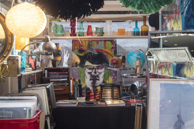 Los compradores en el mercado Antic del mercado de Spitalfields son cuarto la atracción más popular en la ciudad que atrae a más imagen de archivo Los compradores en el mercado Antic del mercado de Spitalfields son cuarto la atracción más popular en la ciudad que atrae a más imagen de archivo