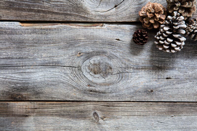 Los conos auténticos de madera y de abeto para las vacaciones de invierno naturales wallpaper