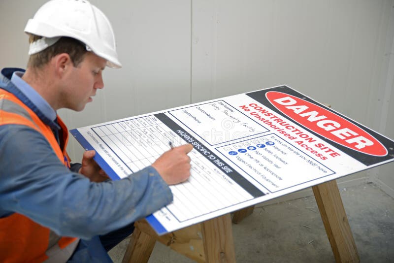 Los constructores miran hacia fuera para la seguridad imagen de archivo Los constructores miran hacia fuera para la seguridad imagen de archivo