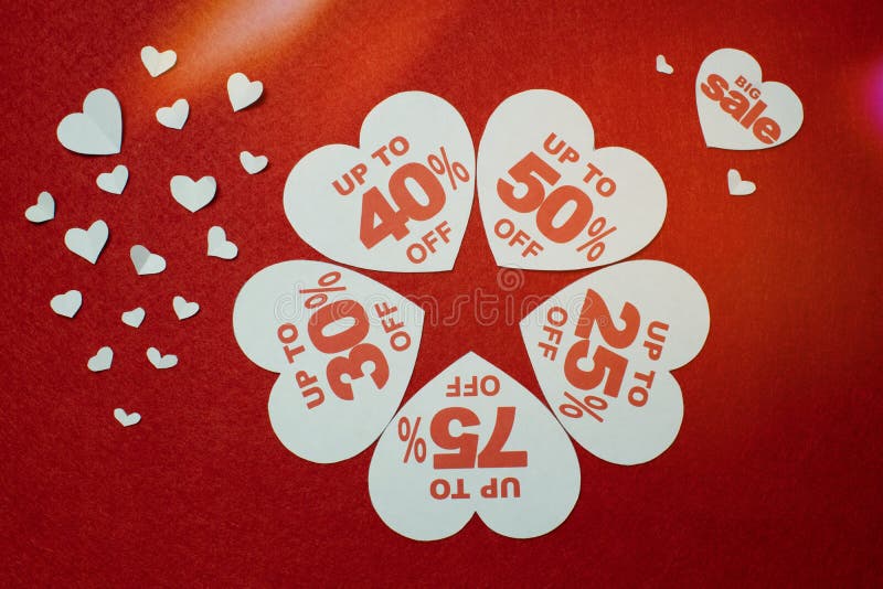 Los corazones blancos formaron la etiqueta de la promoción de ventas contra un fondo rojo imagenes de archivo Los corazones blancos formaron la etiqueta de la promoción de ventas contra un fondo rojo imagenes de archivo