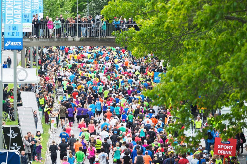 Los corredores de maratón en un waterstation en Ralambshovs parquean en COMO imagenes de archivo Los corredores de maratón en un waterstation en Ralambshovs parquean en COMO imagenes de archivo
