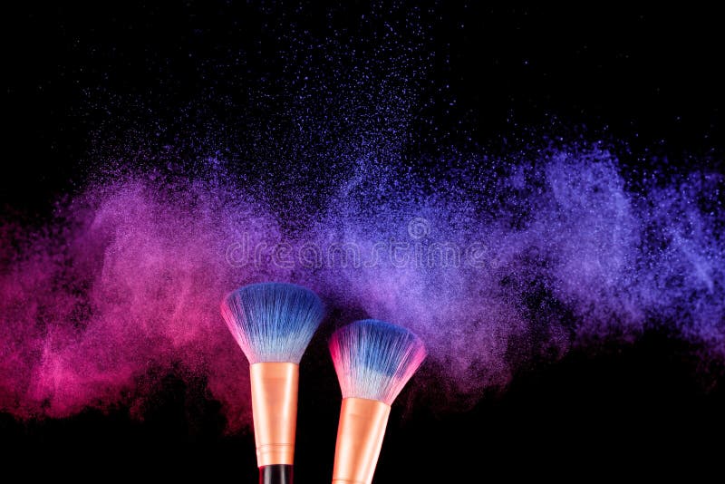 Los cosméticos cepillan y el polvo colorido del maquillaje de la explosión