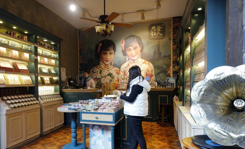 Los cosméticos pasados de moda hacen compras en la calle antigua del jinli famoso, adobe rgb imagen de archivo Los cosméticos pasados de moda hacen compras en la calle antigua del jinli famoso, adobe rgb imagen de archivo