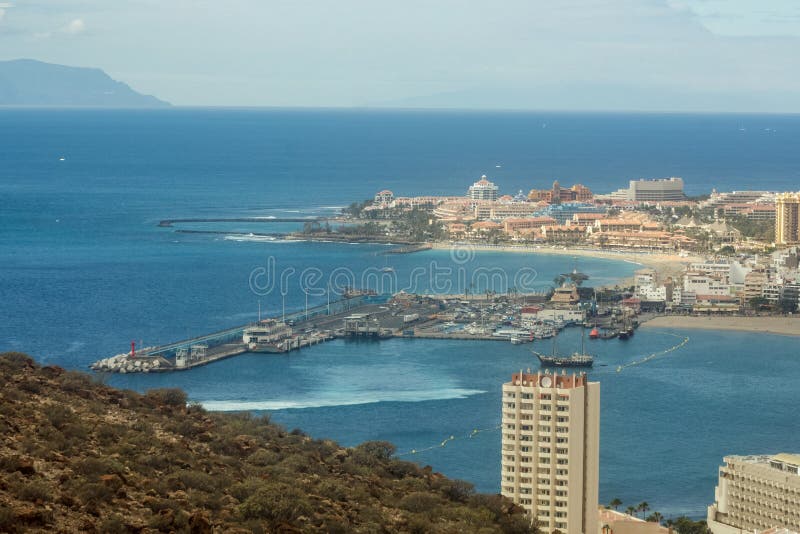 Los Cristianos mening van Guaza-Berg Veerboot aan La Gomera die havenbaai verlaten Tenerife, Canarische Eilanden spanje stock afbeeldingen Los Cristianos mening van Guaza-Berg Veerboot aan La Gomera die havenbaai verlaten Tenerife, Canarische Eilanden spanje stock afbeeldingen