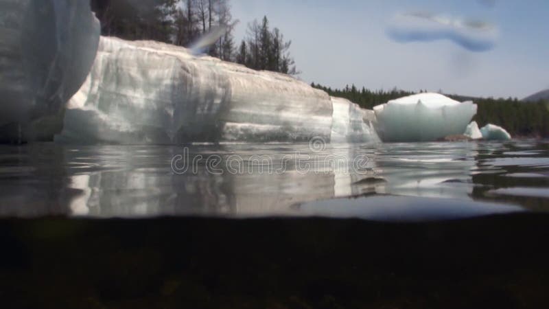 Los descensos riegan en la cámara de vídeo en el río Temnik de la montaña en Siberia de Rusia almacen de metraje de vídeo