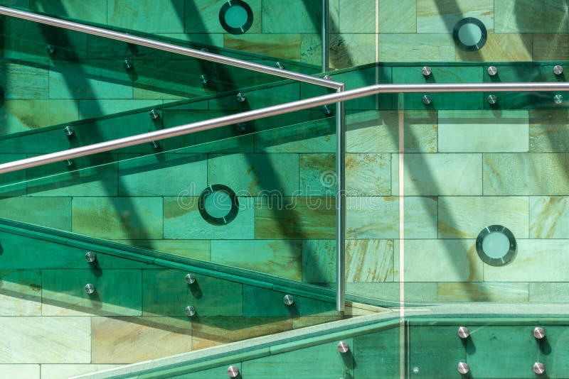 Los detalles de la arquitectura moderna Escaleras en los colores verdes, anaranjados y amarillos, hechos de piedra, del vidrio y imagen de archivo Los detalles de la arquitectura moderna Escaleras en los colores verdes, anaranjados y amarillos, hechos de piedra, del vidrio y imagen de archivo