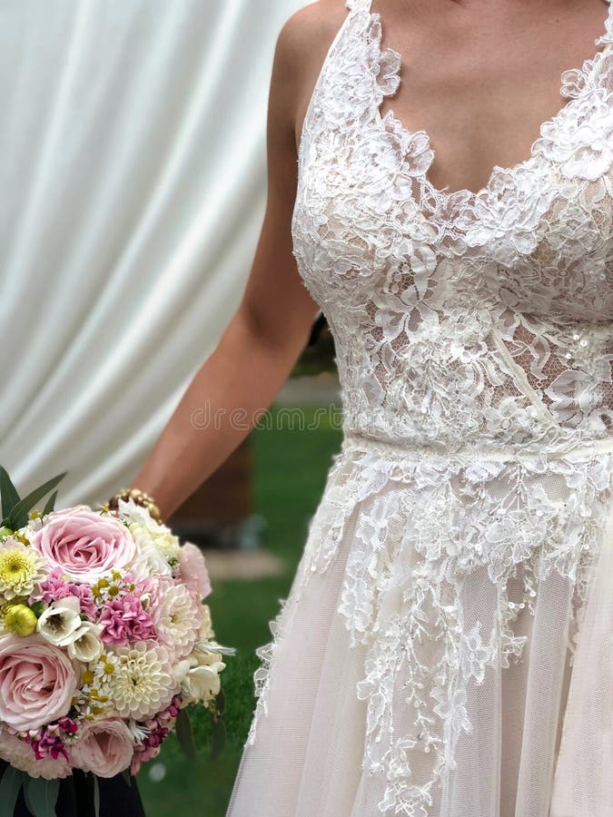Los detalles de un vestido que se casa, novia sostienen un ramo weding imagen de archivo Los detalles de un vestido que se casa, novia sostienen un ramo weding imagen de archivo