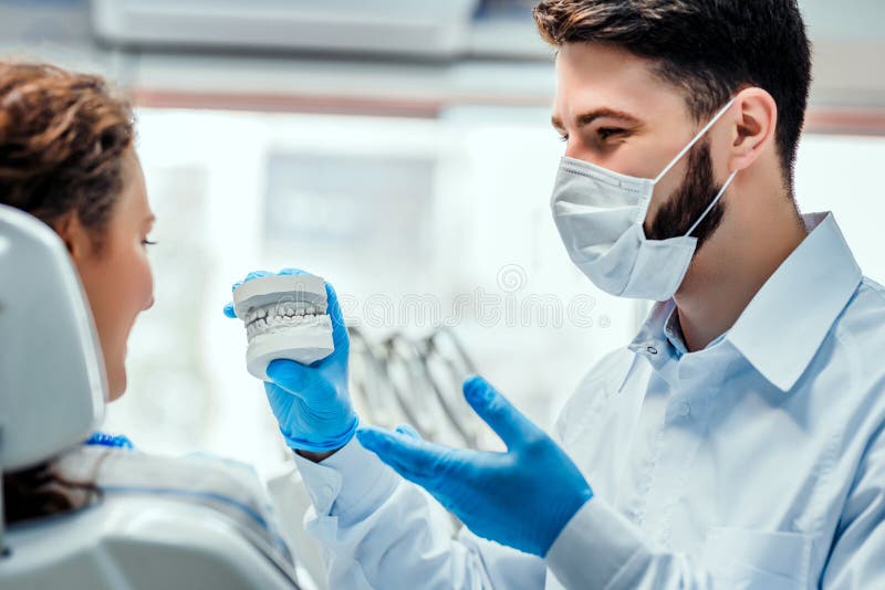 Los dientes dentales de la arcilla del dentista del molde platean la caries modelo del molde que muestra de cer?mica del paciente fotos de archivo Los dientes dentales de la arcilla del dentista del molde platean la caries modelo del molde que muestra de cer?mica del paciente fotos de archivo