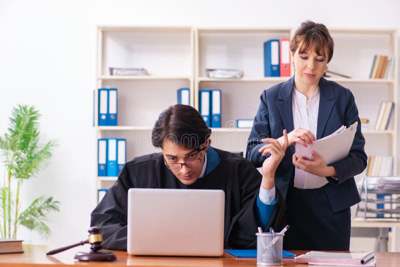 Los dos abogados que trabajan en la oficina fotos de archivo Los dos abogados que trabajan en la oficina fotos de archivo