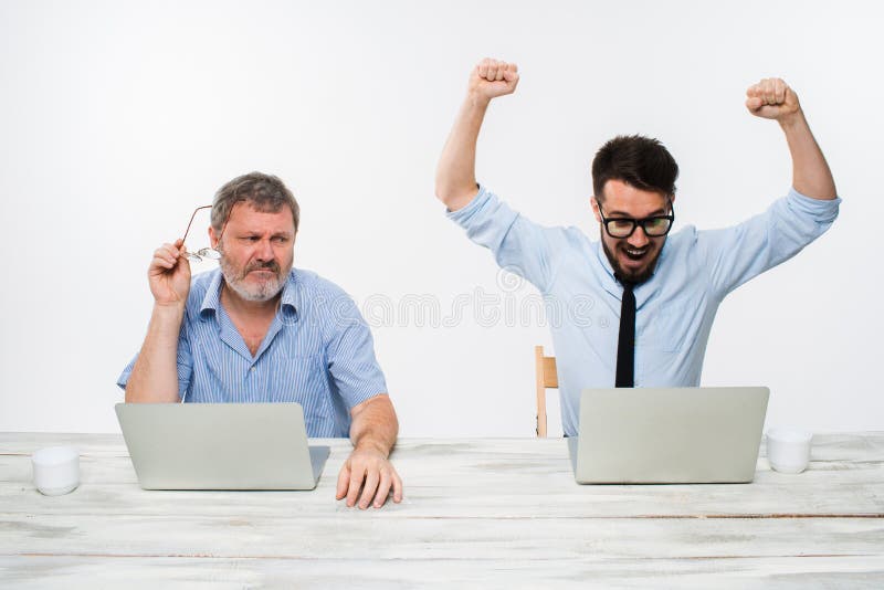 Los dos colegas que trabajan junto en la oficina en el fondo blanco imagenes de archivo Los dos colegas que trabajan junto en la oficina en el fondo blanco imagenes de archivo