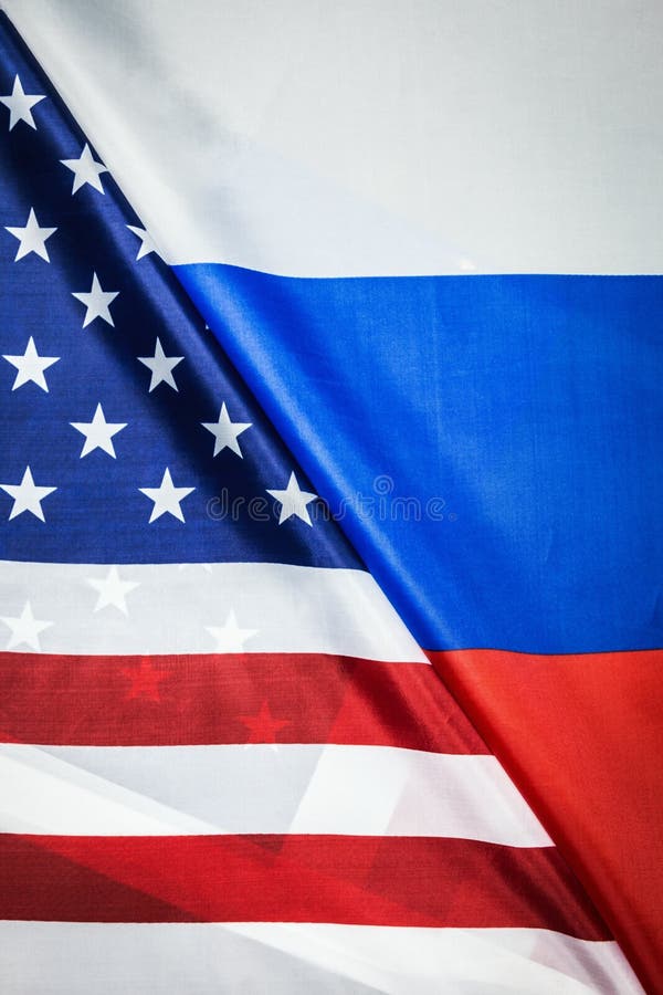 Los E.E.U.U. señalan por medio de una bandera y fondo de la bandera de Rusia Banderas de la materia textil fotos de archivo libres de regalías Los E.E.U.U. señalan por medio de una bandera y fondo de la bandera de Rusia Banderas de la materia textil fotos de archivo libres de regalías