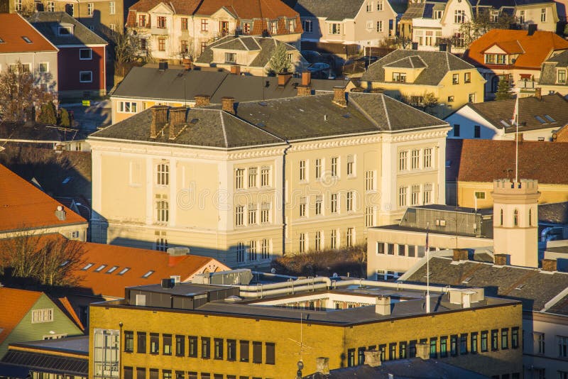Los edificios adentro halden, la biblioteca imagen de archivo libre de regalías Los edificios adentro halden, la biblioteca imagen de archivo libre de regalías
