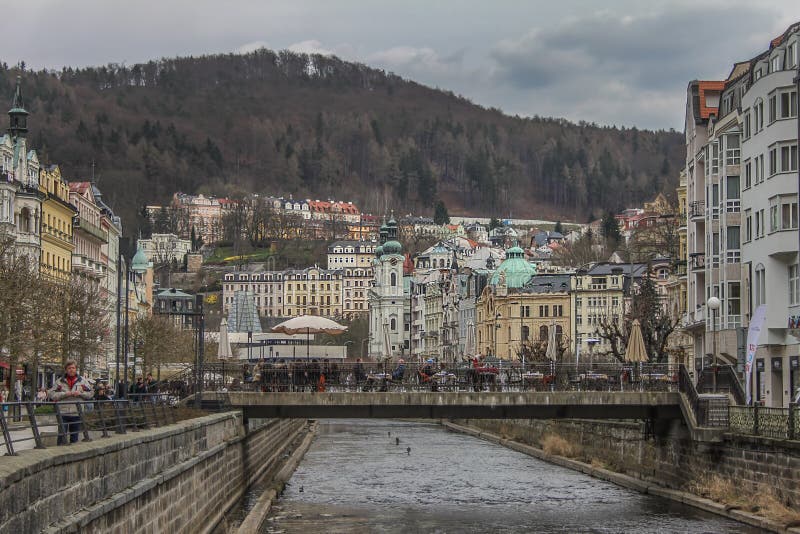 Los edificios coloridos hermosos al lado de la orilla del río en Karlovy varían imagenes de archivo Los edificios coloridos hermosos al lado de la orilla del río en Karlovy varían imagenes de archivo