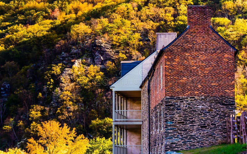 Los edificios históricos y el color del otoño en Harpers balsean, Virgi del oeste fotos de archivo libres de regalías Los edificios históricos y el color del otoño en Harpers balsean, Virgi del oeste fotos de archivo libres de regalías