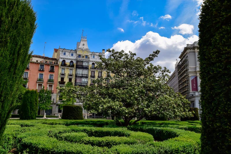 Los edificios suben sobre los cielos de Madrid imagenes de archivo Los edificios suben sobre los cielos de Madrid imagenes de archivo