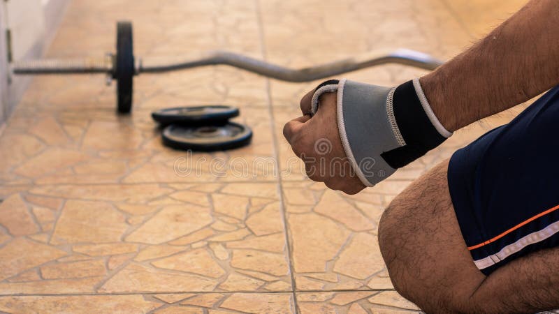 Los ejercicios de la espera del culturista del hombre con los pesos del barbell accionan ejercicios atléticos hermosos Aptitud de imagenes de archivo Los ejercicios de la espera del culturista del hombre con los pesos del barbell accionan ejercicios atléticos hermosos Aptitud de imagenes de archivo