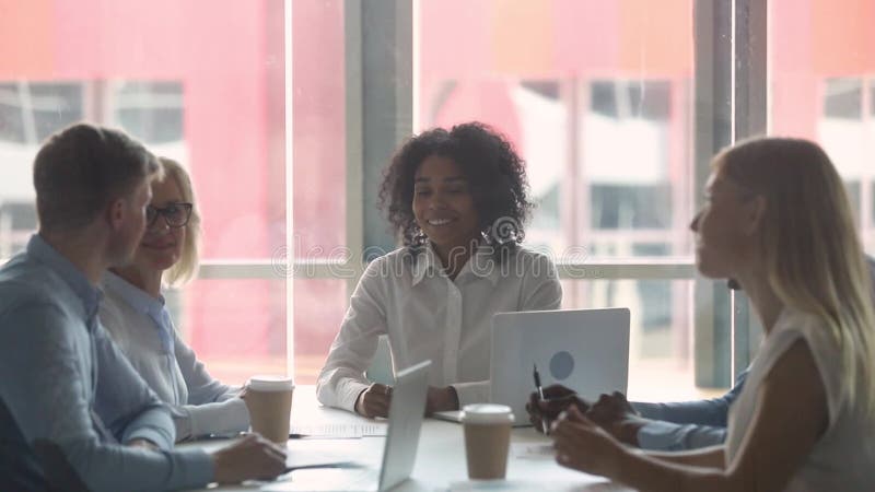 Los empleados multiculturales motivados felices combinan a los hombres de negocios que dan arriba cinco