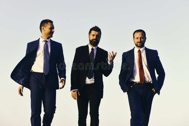 Los encargados continúan y hablan Los líderes con la barba y las caras sonrientes discuten proyecto imagen de archivo Los encargados continúan y hablan Los líderes con la barba y las caras sonrientes discuten proyecto imagen de archivo