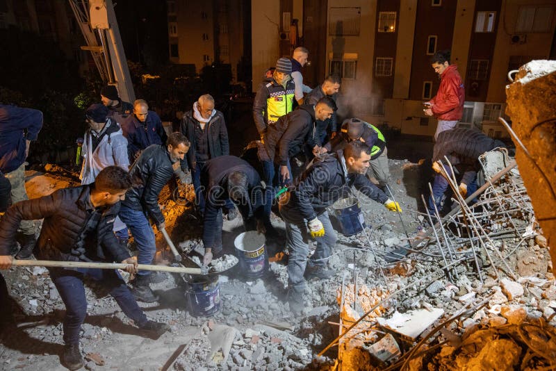 Los esfuerzos de búsqueda y rescate continúan en un departamento destruido en el terremoto ocurrido en la mañana del 6 de febrero