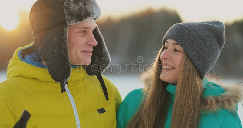 Los esquiadores de la familia pasan el fin de semana junto que hace el esquí en el bosque Forma de vida sana y resto activo metrajes Los esquiadores de la familia pasan el fin de semana junto que hace el esquí en el bosque Forma de vida sana y resto activo metrajes