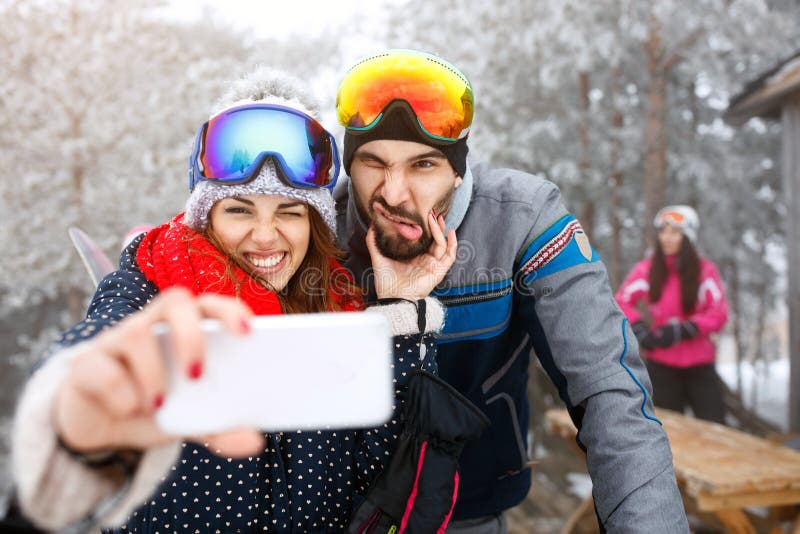 Los esquiadores juntan el selfie que toma al aire libre imagen de archivo libre de regalías Los esquiadores juntan el selfie que toma al aire libre imagen de archivo libre de regalías
