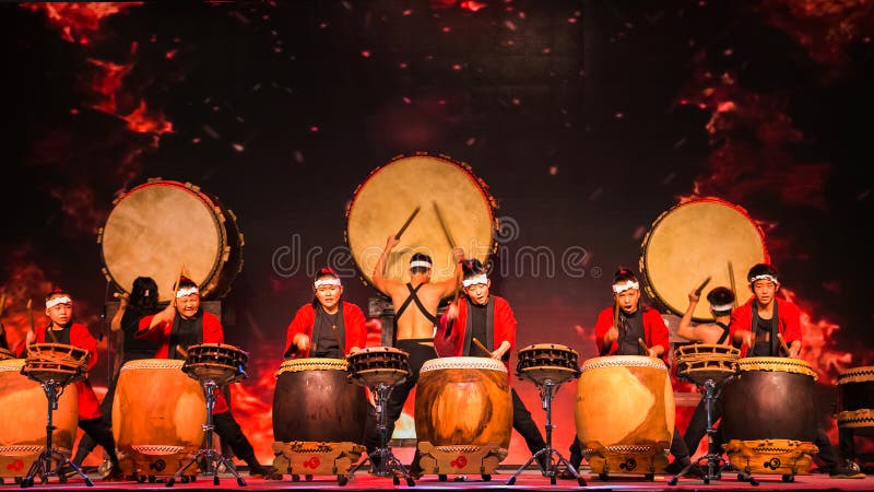 Los estudiantes japoneses realizan el tambor tradicional japonés del ` de Taiko del ` imagen de archivo Los estudiantes japoneses realizan el tambor tradicional japonés del ` de Taiko del ` imagen de archivo
