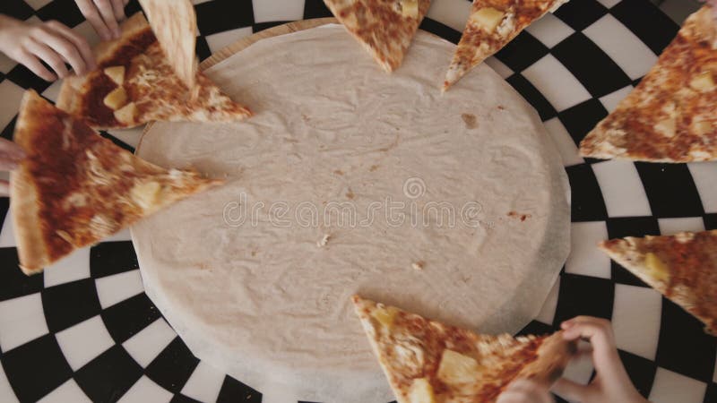 Los fingeres del ` s de los niños que se mueven síncrono y ayunan a la pizza y las rebanadas el tomar almacen de video