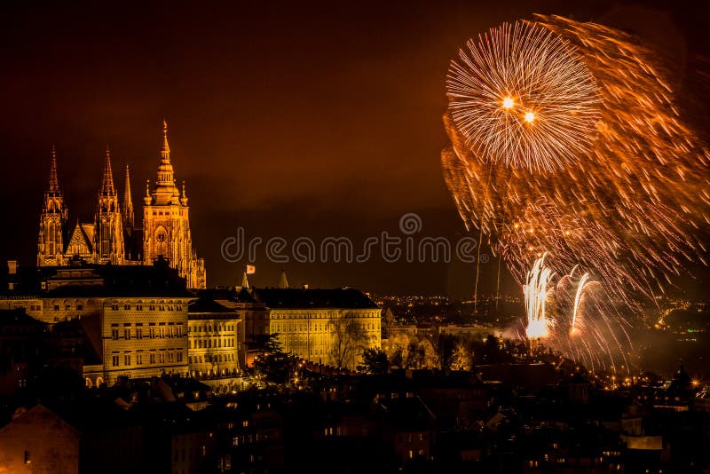 Los fuegos artificiales del Año Nuevo en Praga imágenes de archivo libres de regalías Los fuegos artificiales del Año Nuevo en Praga imágenes de archivo libres de regalías