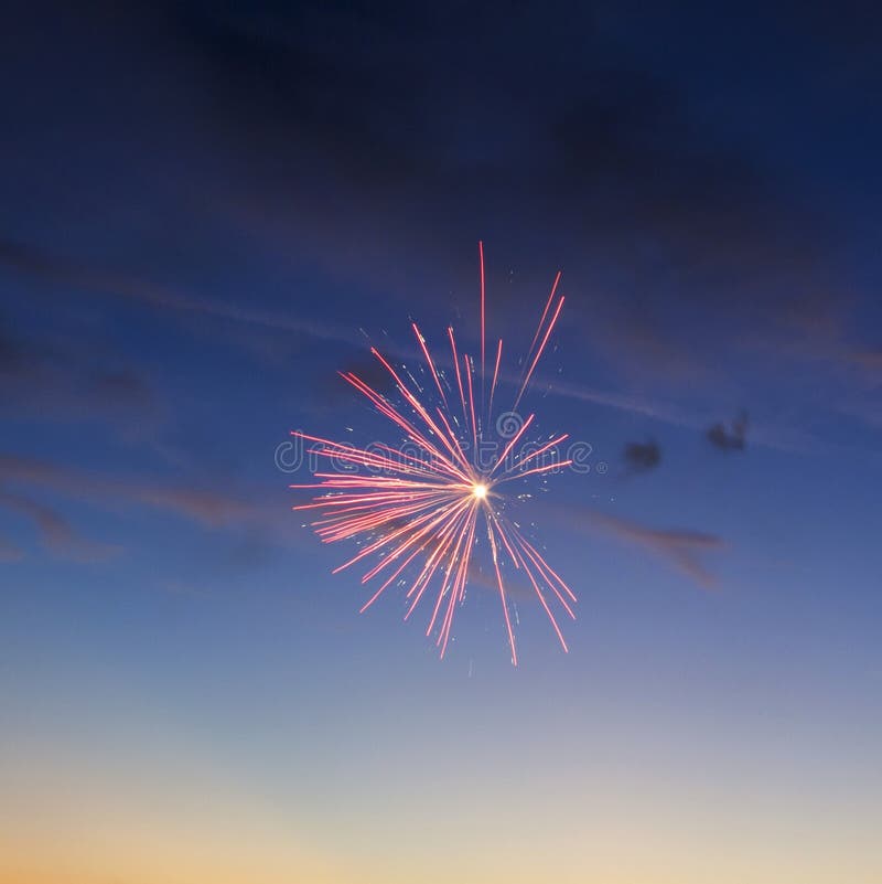 Los fuegos artificiales encienden para arriba el cielo con la exhibición del deslumbramiento fotos de archivo libres de regalías Los fuegos artificiales encienden para arriba el cielo con la exhibición del deslumbramiento fotos de archivo libres de regalías