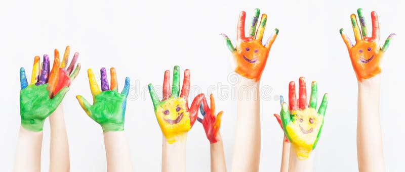 Los gemalte Hände hob oben, der Tag der Kinder an lizenzfreie stockfotos Los gemalte Hände hob oben, der Tag der Kinder an lizenzfreie stockfotos