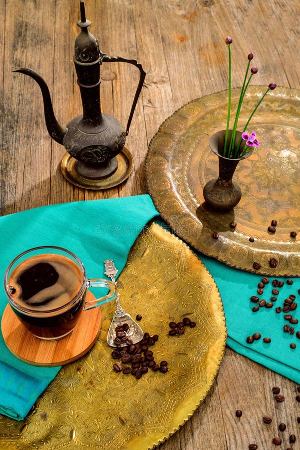Los granos de café acercan al cobre viejo imagen de archivo libre de regalías Los granos de café acercan al cobre viejo imagen de archivo libre de regalías