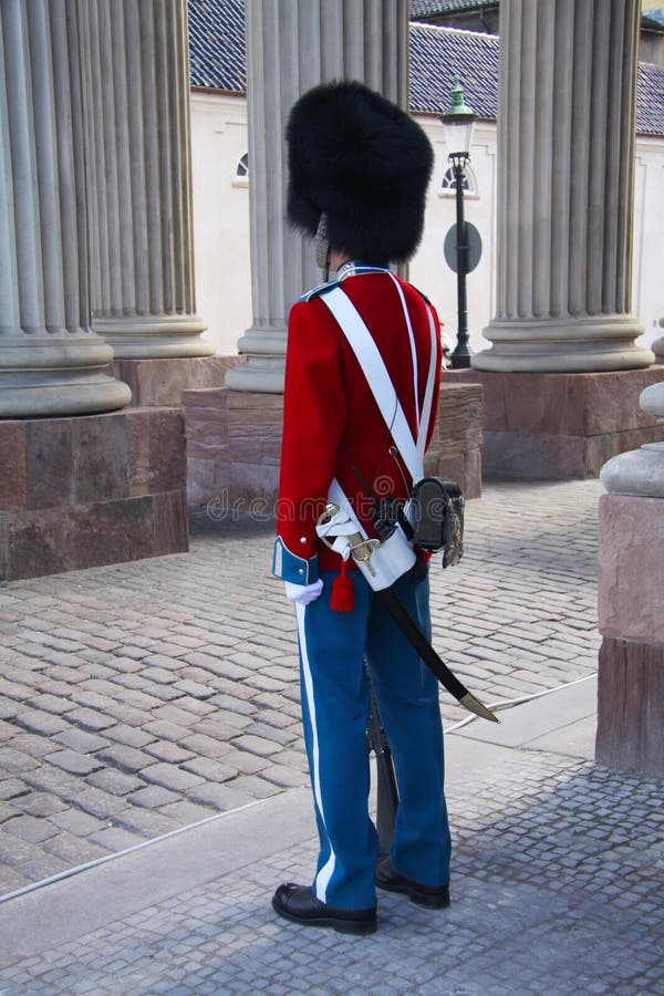 Los guardias del honor en el uniforme rojo de galla que guardan el palacio real de Amalienborg de la residencia en Copenhague, Di fotografía de archivo libre de regalías Los guardias del honor en el uniforme rojo de galla que guardan el palacio real de Amalienborg de la residencia en Copenhague, Di fotografía de archivo libre de regalías