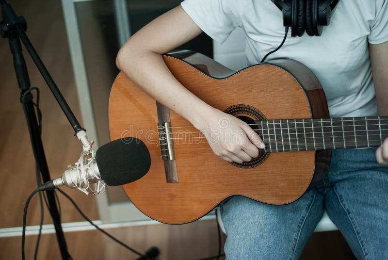 Los guitarristas están jugando música pop en la guitarra foto de archivo libre de regalías Los guitarristas están jugando música pop en la guitarra foto de archivo libre de regalías